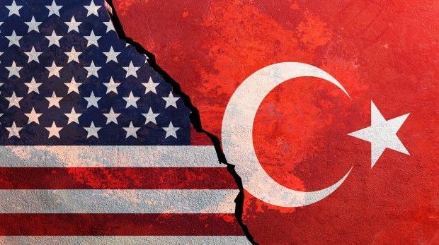 Amerikanische und türkische Flagge auf Stein