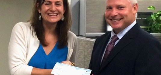 Matthew Willens überreicht Louise Kelly einen Scheck des "Anything but Law School"-Stipendiums (3. Oktober 2014)