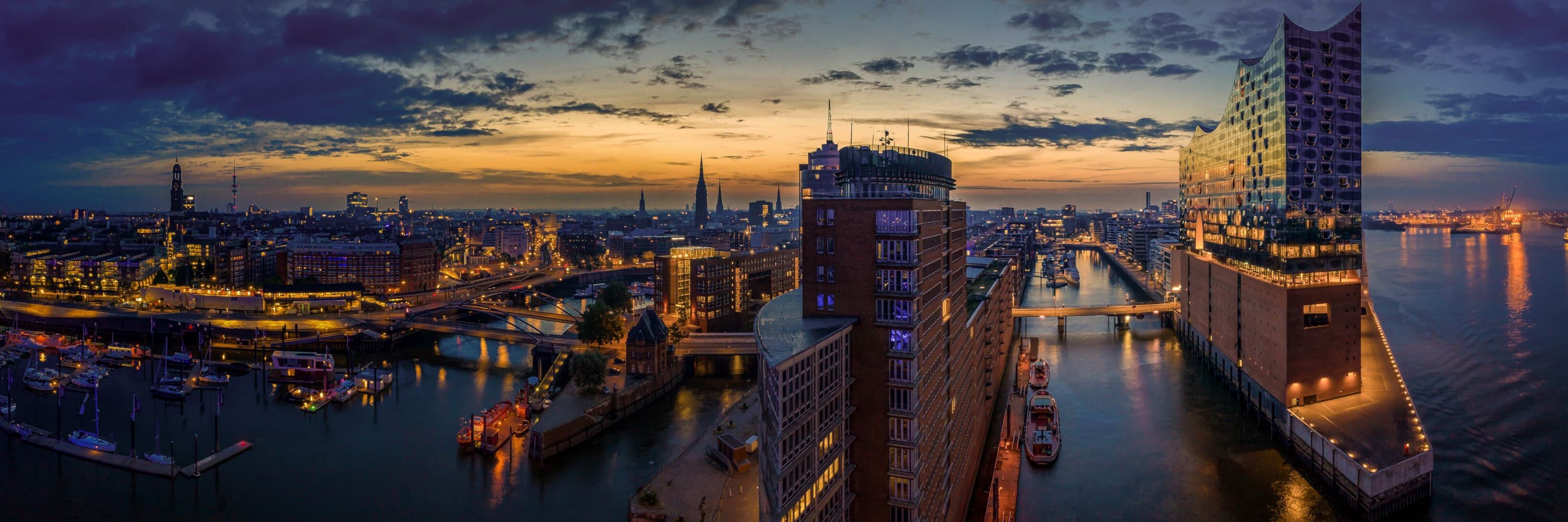 Elbphilharmonie und Hafencity bei Sonnenuntergang