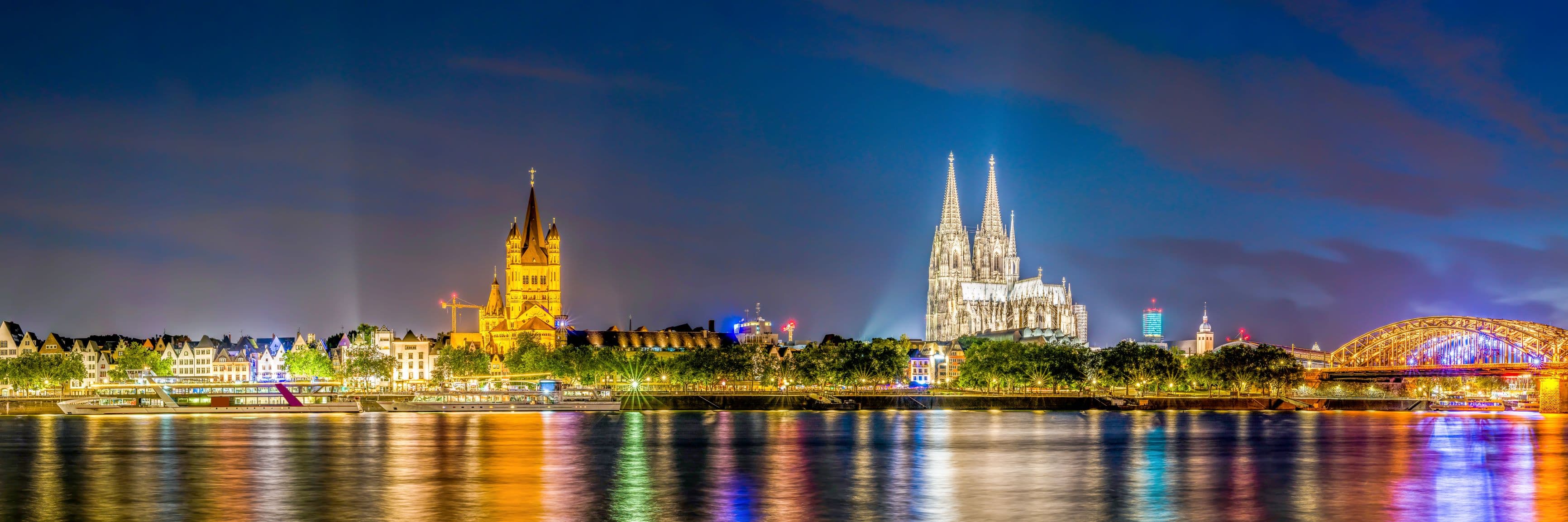 Skyline von Köln mit Kölner Dom und Rhein bei Nacht