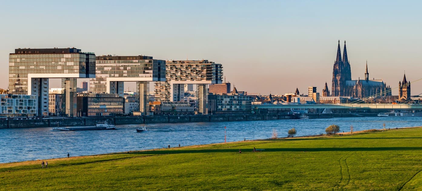 Kranhäuser und Dom in Köln