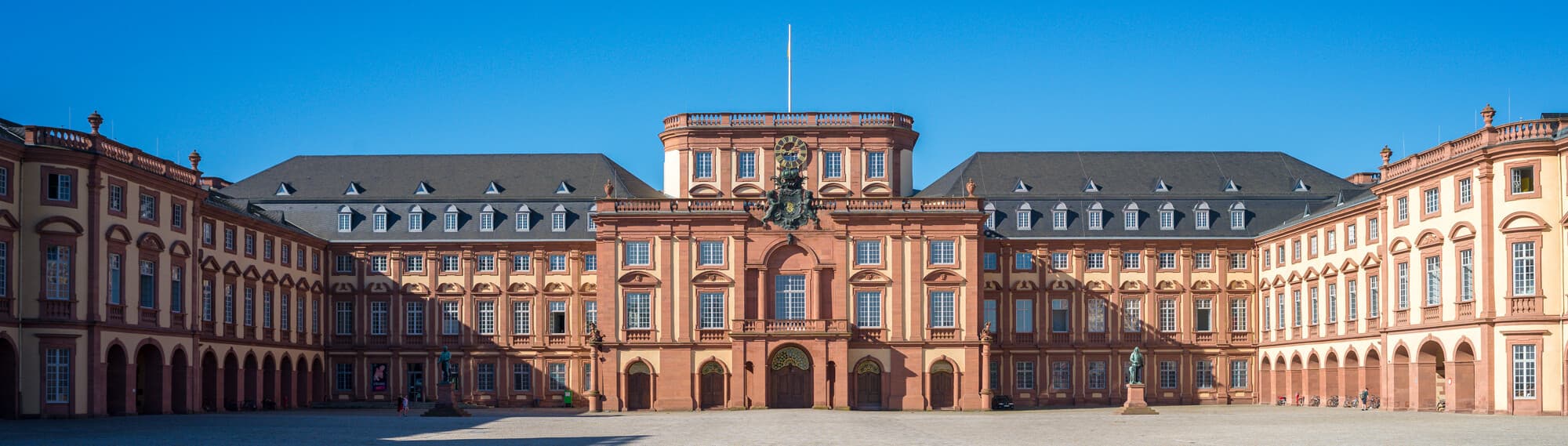 Schlossplatz Mannheim, eyetronic, Adobe Stock