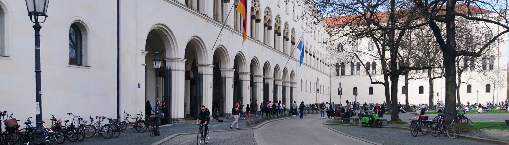 Uni München, Geschwister-Scholl-Platz, Diego Delso/Wikimedia Commons, CC BY-SA 3.0