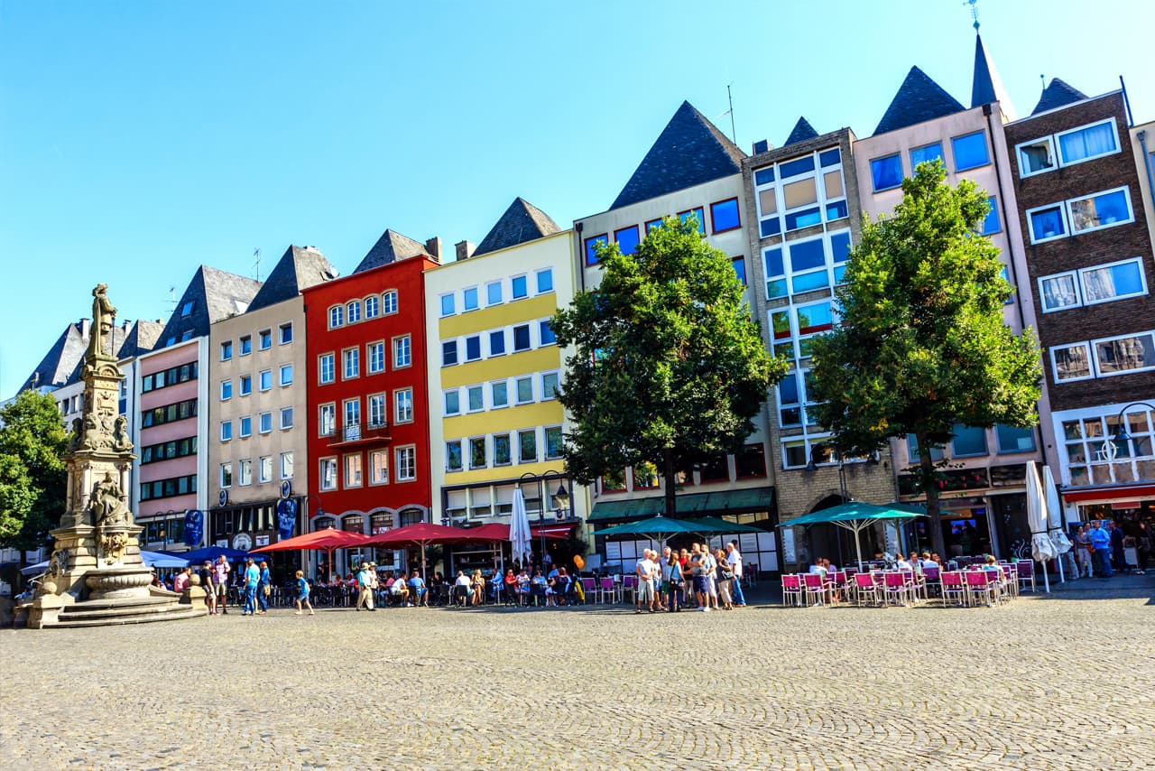 Alter Markt mit bunten Häusern - Köln