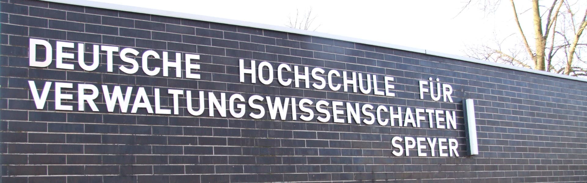 Jura studieren an der Uni Speyer - Schriftzug der Uni an der Scherwand