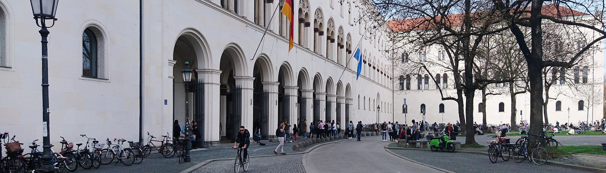 Uni München, Geschwister-Scholl-Platz, Diego Delso/Wikimedia Commons, CC BY-SA 3.0