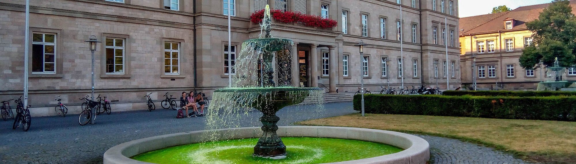 Neue Aula der Universität Tübingen: Dktue / Wikimedia Commons, CC BY-SA 4.0
