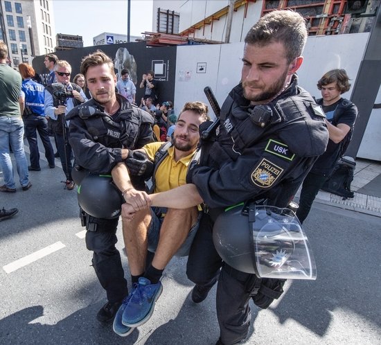 So schmerzfrei und entspannt kann Wegtragen durch Polizisten sein, picture alliance/dpa | Boris Roessler