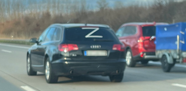 Z-Zeichen auf deutscher Autobahn / Foto: Twitter/@KommtDraufAn2