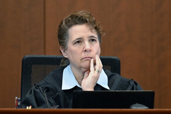 Die Richterin Penney Azcarate entscheidet nur über die Rechtsfragen. Foto: picture alliance / ASSOCIATED PRESS | Shaw Thew
