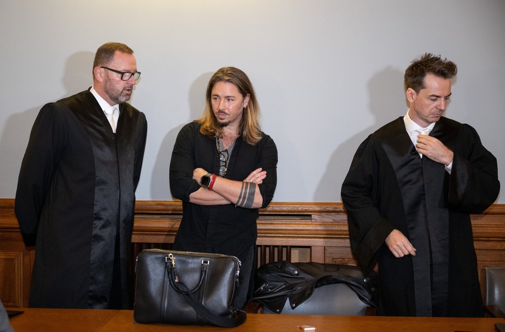 Gil Ofarim mit seinen Anwälten – picture alliance/dpa | Hendrik Schmidt