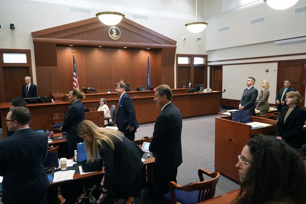 Prozessbeteiligte schauen in Richtung der Jury als diese aus der Mittagspause kommt - picture alliance / EPA | Steve Helber / POOL