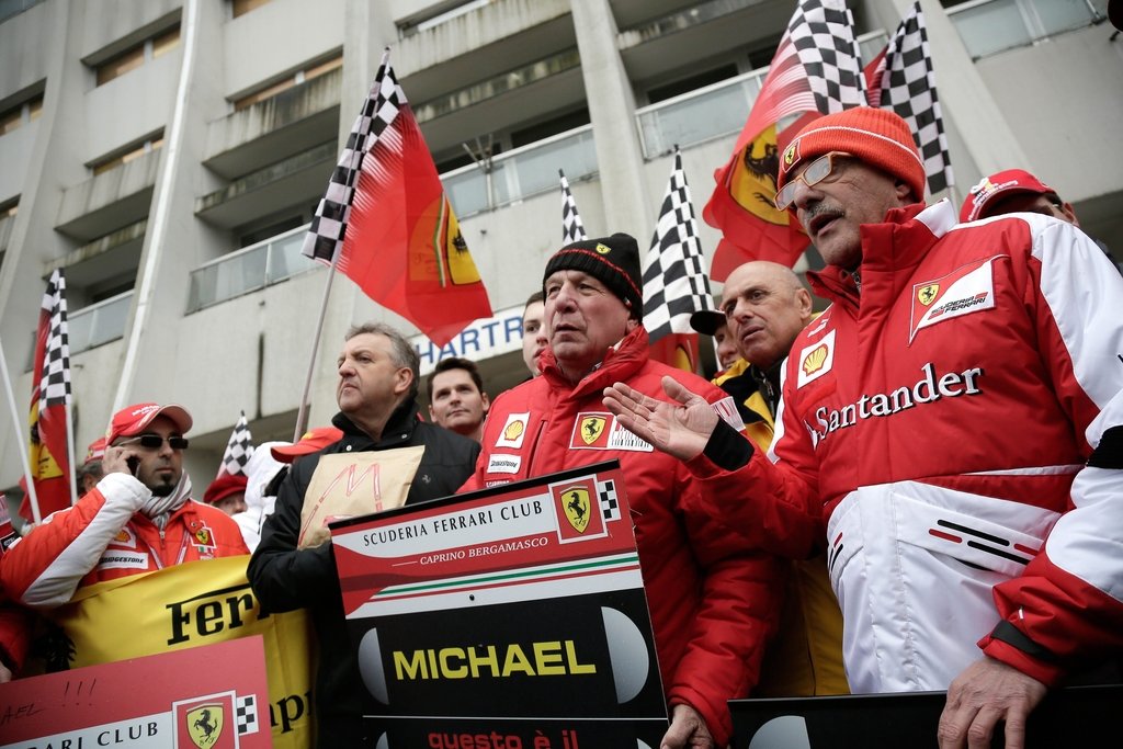 Schumacher-Fans vor Krankenhaus in Grobe, picture alliance / dpa | Vincent Isore