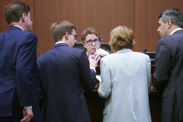 Richterin Azcarate bespricht sich mit Anwälten. Foto: picture alliance / ASSOCIATED PRESS | Shaw Thew