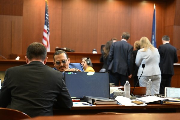 Johnny Depp im Gerichtssaal in Fairfax, Foto: picture alliance / ASSOCIATED PRESS | Jim Watson