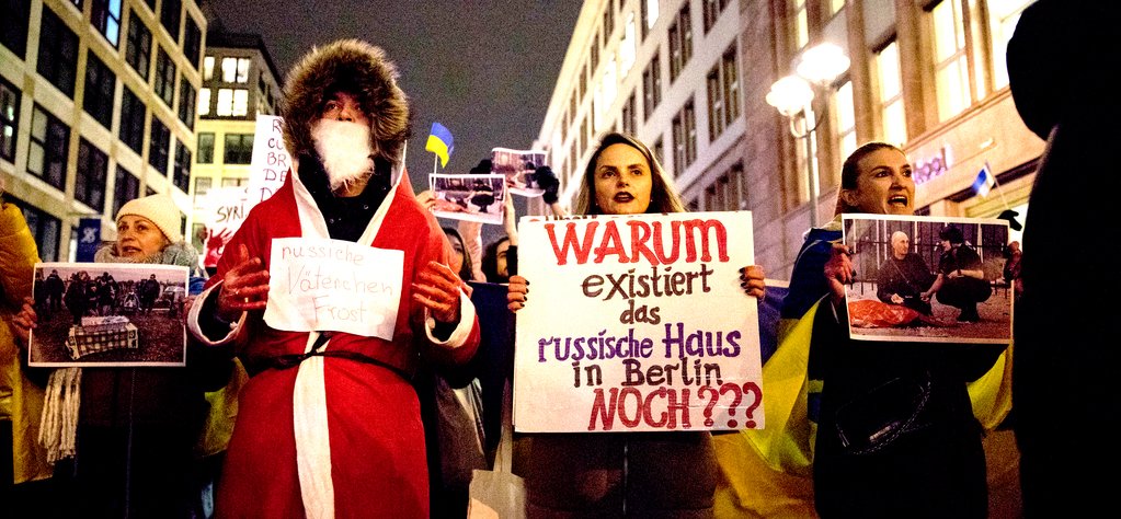 Demo vor dem Russischen Haus am 29.11.2022, picture alliance / ZUMAPRESS.com | Michael Kuenne